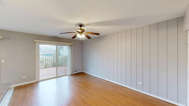 617 Yale Ln unit 2, Island Lake, IL 60042 - photo 3