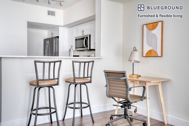 110 SW 12th St unit FL16-ID67, Miami, FL 33130 - photo 4