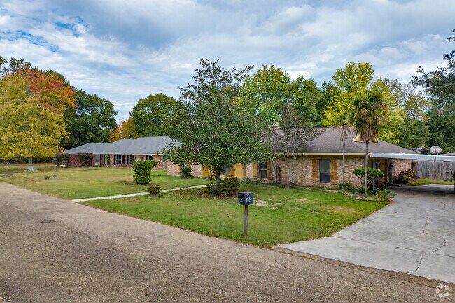 Ranch homes with large lots are located in Acadiana Wood, Lafayette.