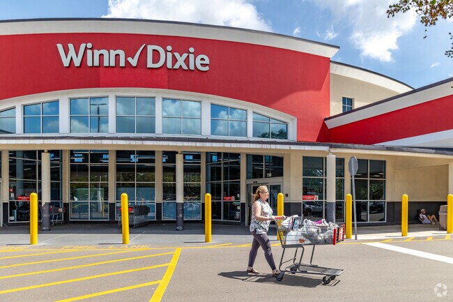 Lexington Oaks residents shop for groceries nearby at the convenient Winn Dixie.