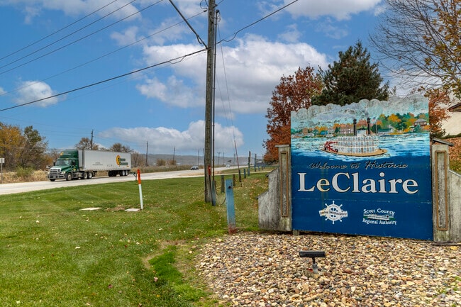 The welcome sign in Le Claire.