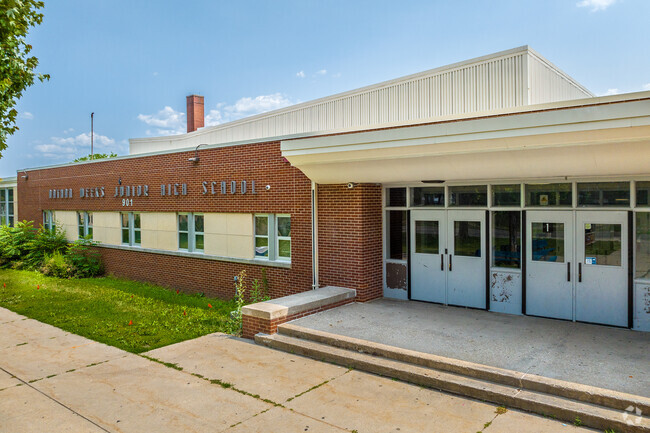 Weeks Middle School serves South Park students in grades 6-8.