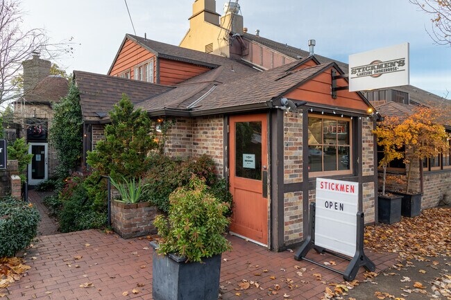 Stickmen's Lakeside Smokhouse has a large patio on the lake in Lake Oswego.