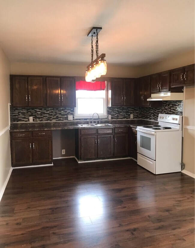 610 W College St, Marshall, MO 65340