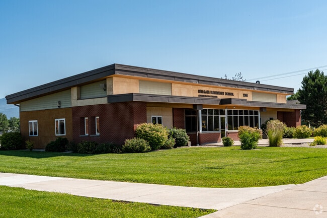 Hellgate Elementary Lower Grades encourages creativity and imagination in education.