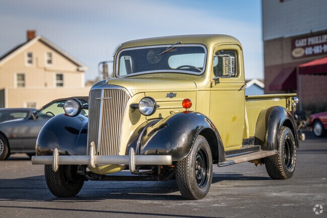 Kruizz car show attracts over 250 cars and thousands of spectators in Maxatawny.