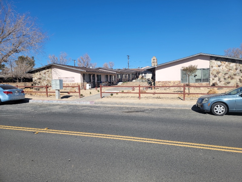 19170 Ca-18 unit 19170 US Highway uni, Apple Valley, CA 92307 - photo 1