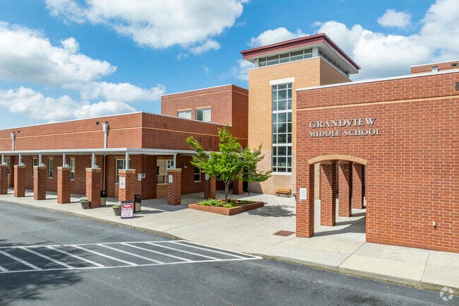 Grandview Middle School receives an overall rating of B- from niche.com.