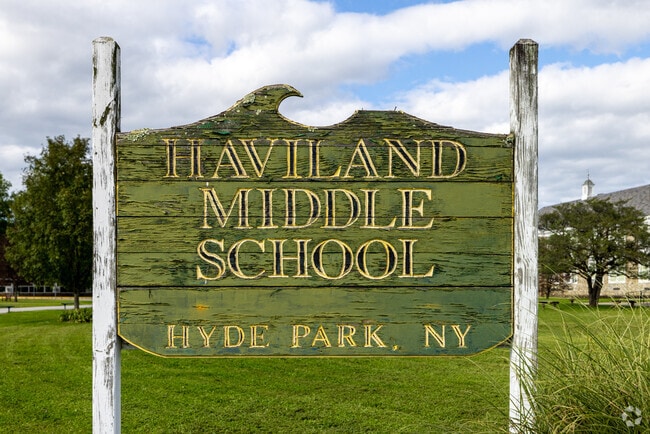 Haviland Middle School is an above average, public school located in Hyde Park.