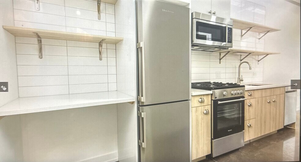 106 W Chicago Ave unit 304, Chicago, IL 60654 - photo 1