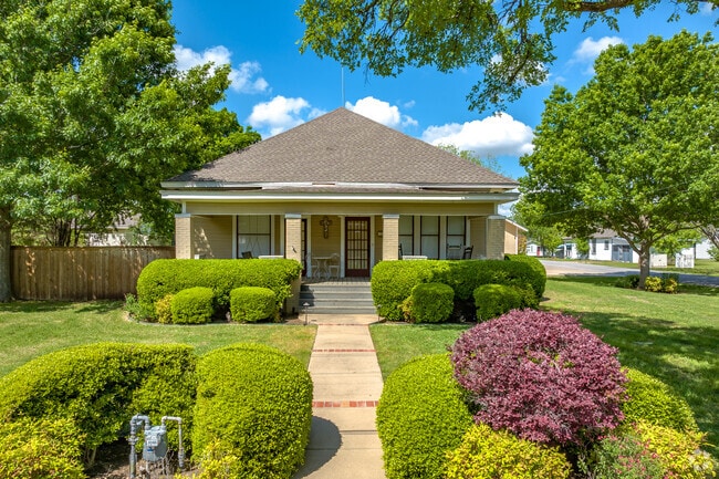 Downtown Midlothian, TX has historic craftsman homes.