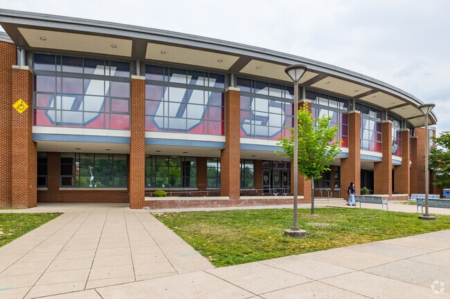 Situated in Lake Barcroft, Justice High School serves students in grades 9-12.