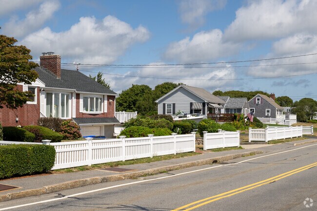 Inland houses typically cost between $325,000 and $800,000.
