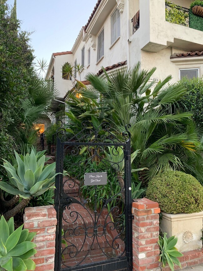 9560 1/2 W Olympic Blvd, Beverly Hills, CA 90212 - photo 2