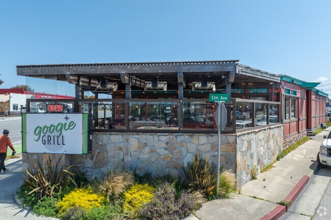 Locals from Casanova Oak Knoll enjoy classic meals and retro vibes at the nearby Googie Grill.