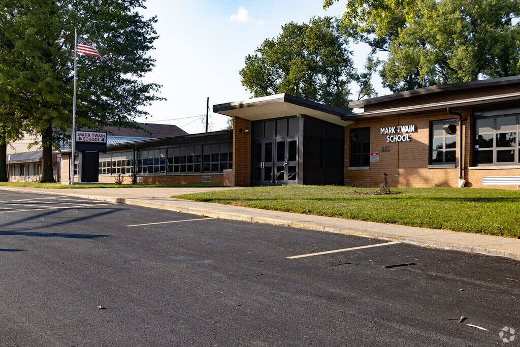 Mark Twain School serves students in the Alton community.