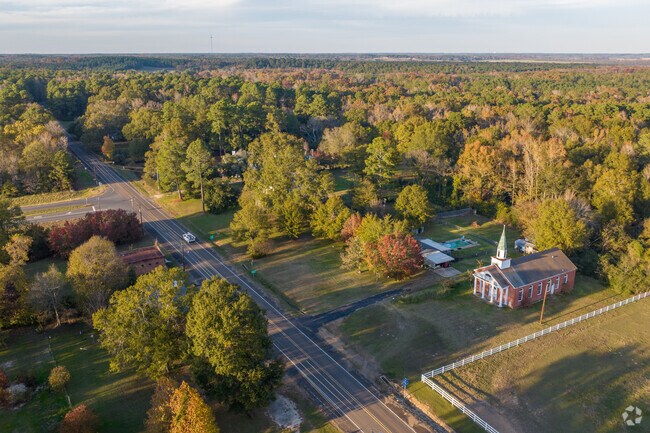 A drive across Ida-Hosston reveals tranquil views of its small-town charm.