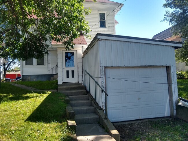 Entrance w/garage