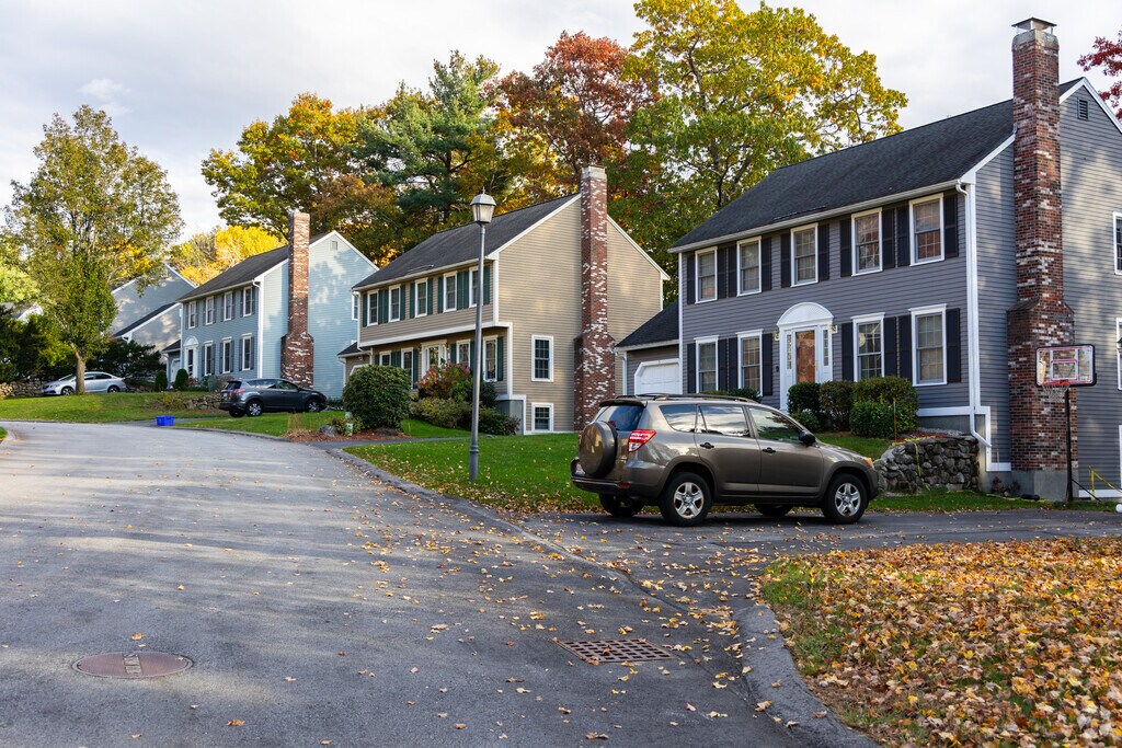 206 Riverneck Rd, Chelmsford, MA 01824