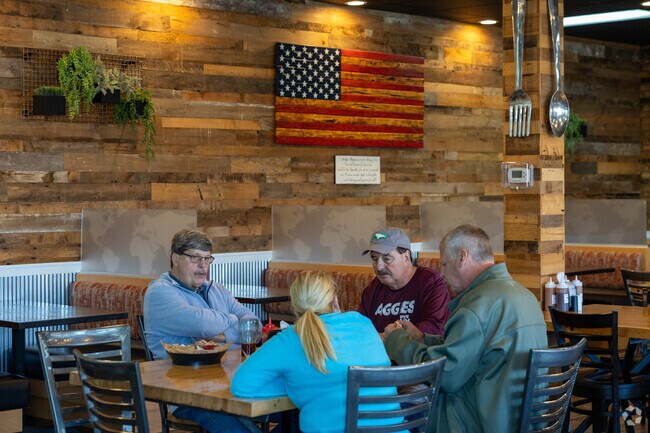 Jay’s Smokin’s BBQ focuses on barbecue classics but also offers pizzas and burgers.