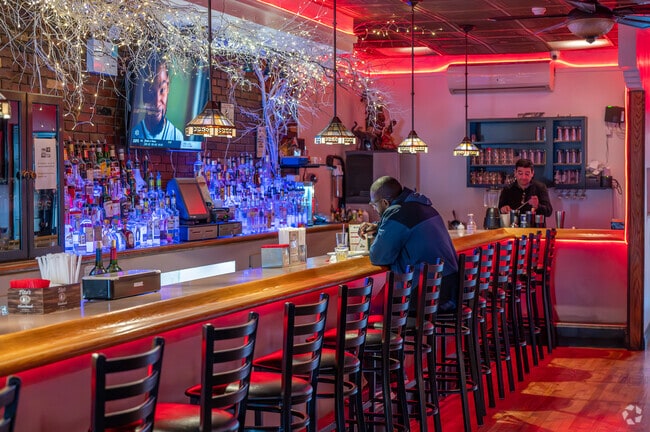 Willie's Steak House in Soundview serves steaks, pork chops, and seafood.