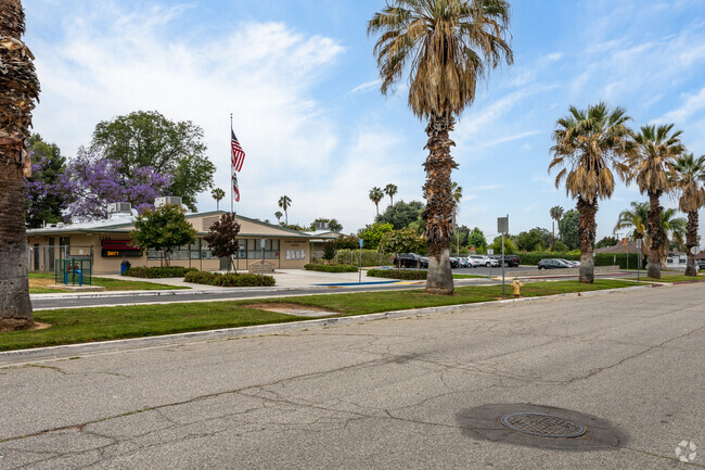 Washington Elementary School is conveniently located on Jane Street in Riverside.