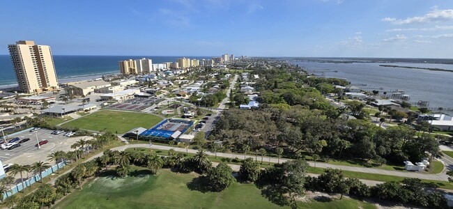 Oceans West One unit Oceans West One 19B6, Daytona Beach, FL 32118 - photo 2