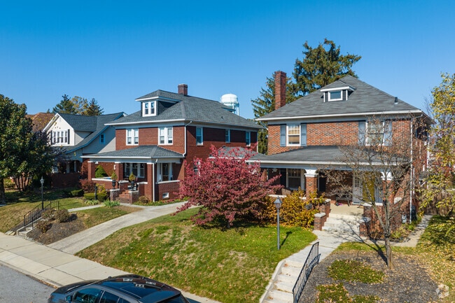 Four Square homes with small yards are common throughout Hanover Historic District.