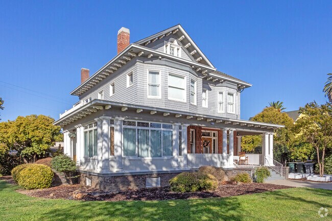 There are restored Victorian style homes located in Downtown Merced.
