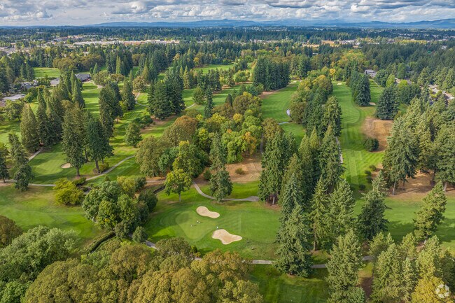Royal Oaks Country Club offers tree-lined fairways near Oakbrook’s northern boundary.