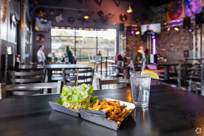 Enjoy burgers and bands at Fire Rock Burgers and Brews in Fairway Canyon.
