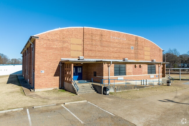 You will find an on campus gymnasium at Senatobia Middle School.