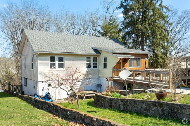 South Charleston's residential landscape consists of mid-to-late 20th-century suburbs.