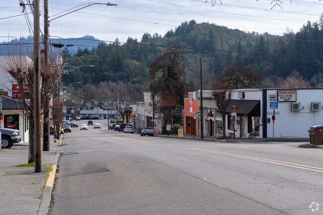 The downtown district of Myrtle Creek has a selection of restaurants and boutiques.