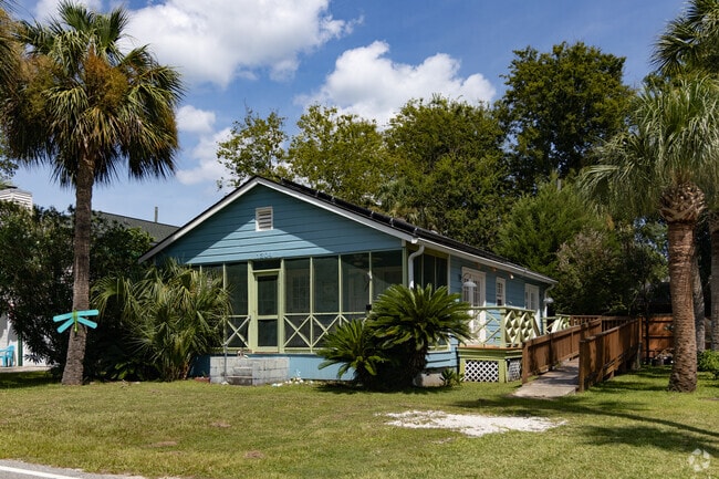 Pastel cottages are common across Tybee Island neighborhoods.