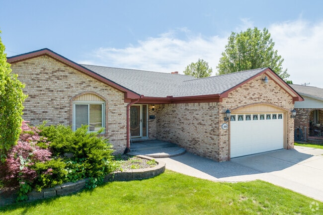 Many of the ranch homes in Hemlock Blesser feature attached garages.