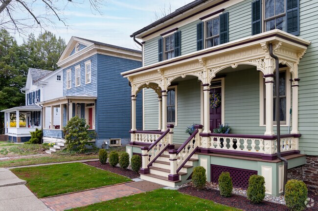 Frenchtown’s architecture features charming Victorian and Federal-style homes, reflecting its rich history.