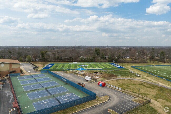 The teacher to student ratio at Ladue Fifth Grade Center  is 14 to 1.