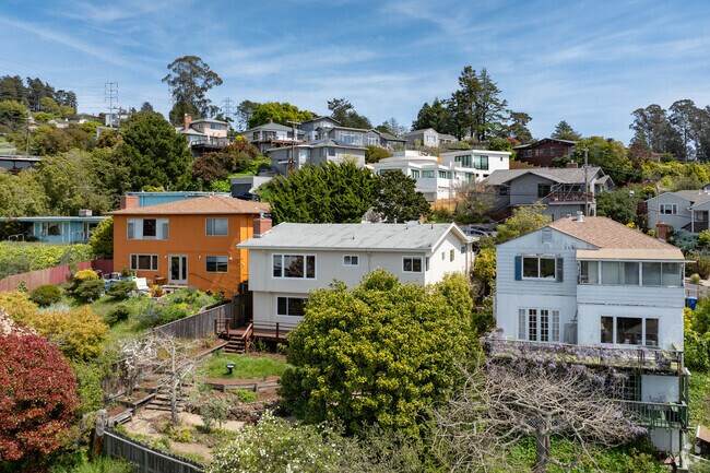El Cerrito homes enjoy amazing views while nestled close to each other on narrow streets.