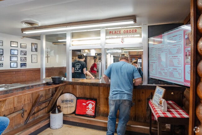 Norman McDonald's Country Drive-In serves classics like fried catfish and burger combos.