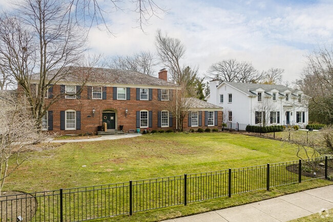 Homes in Kenilworth include Georgian revival architecture
