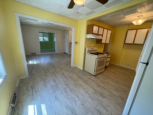 410 N 4th St unit 410.5, Dekalb, IL 60115 - photo 5