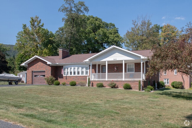 Ranch-style homes predominate among modern construction in Juniata Gap.