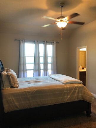 1328 E Surfside Dr, Pelican Bay, TX 76020