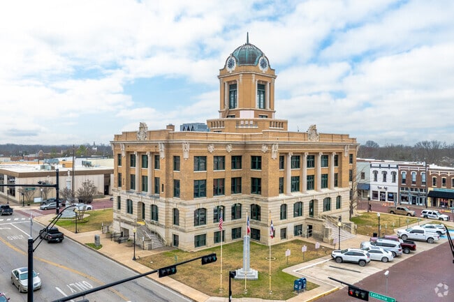 The Gainesville Court House is at the heart of downtown.