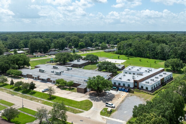 Tanglewood Elementary School has a 16:1 student to teacher ratio.