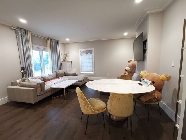 214 Market St unit 1, Boston, MA 02135 - photo 3