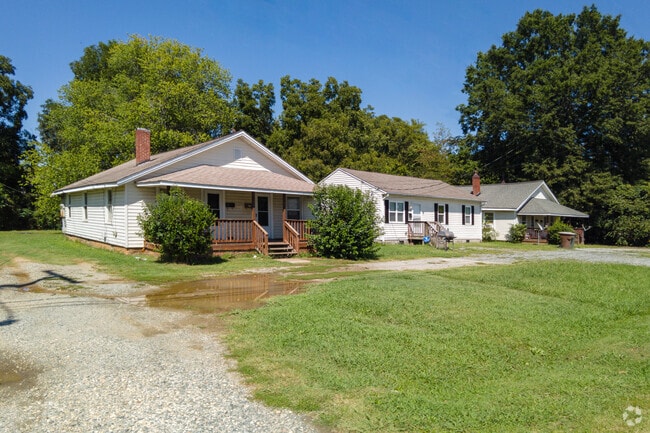 A row of homes style bungalows in Oakgrove