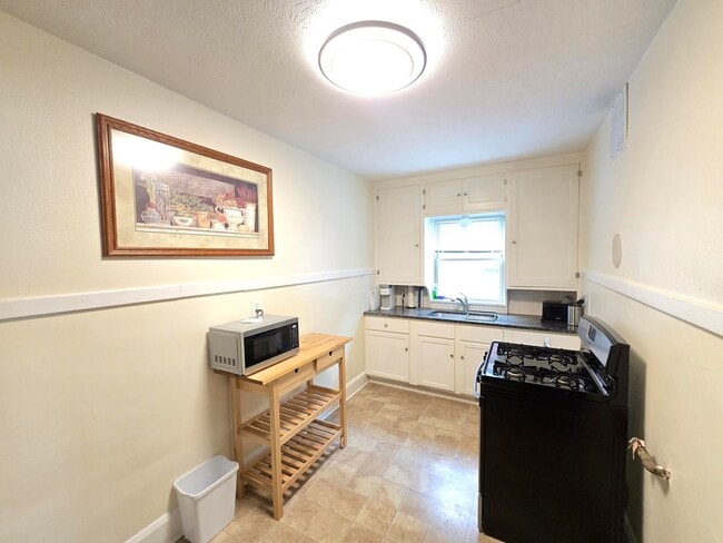 1913 Douglas St unit Edgewater Neighborho, Rockford, IL 61103 - photo 4