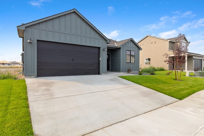 312 Amberly Ave, Grandview, WA 98930 - photo 3